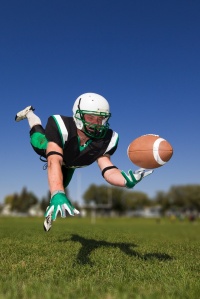 Football player makes a diving catch